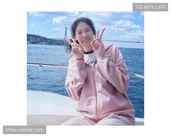 李盈莹训练完直接拎爱马仕去吃夜宵？